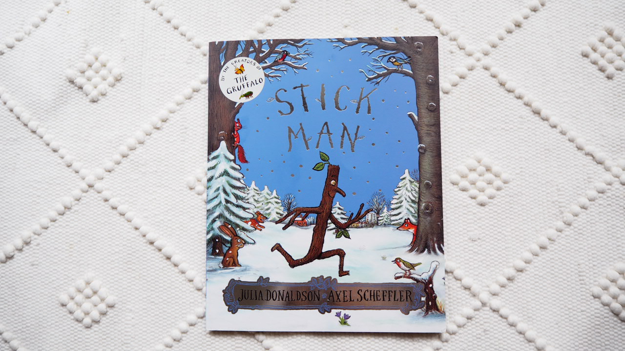 英語絵本「Stick Man」お子さんは枝を拾うのが好きですか？ | おうち